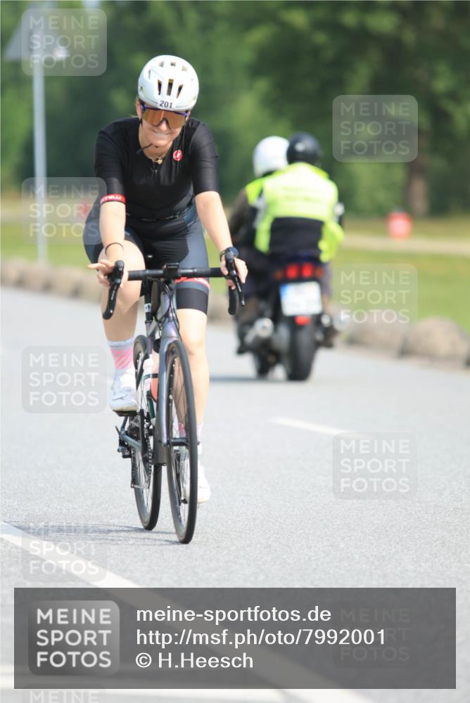 15.06.2025 - 27. Vierlanden-Triathlon H.Heesch http://msf.ph/oto/7992001 15.06.2025 10:04:31 Radfahren 201, 239, 322 meine-sportfotos.de