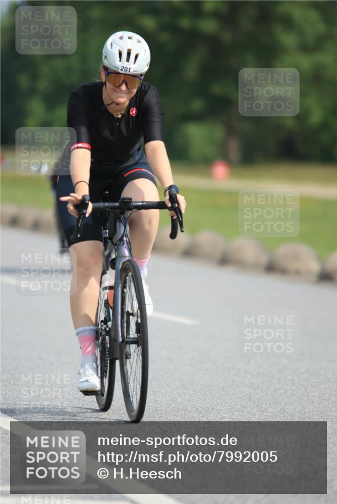 15.06.2025 - 27. Vierlanden-Triathlon H.Heesch http://msf.ph/oto/7992005 15.06.2025 10:04:31 Radfahren 201, 239, 322 meine-sportfotos.de