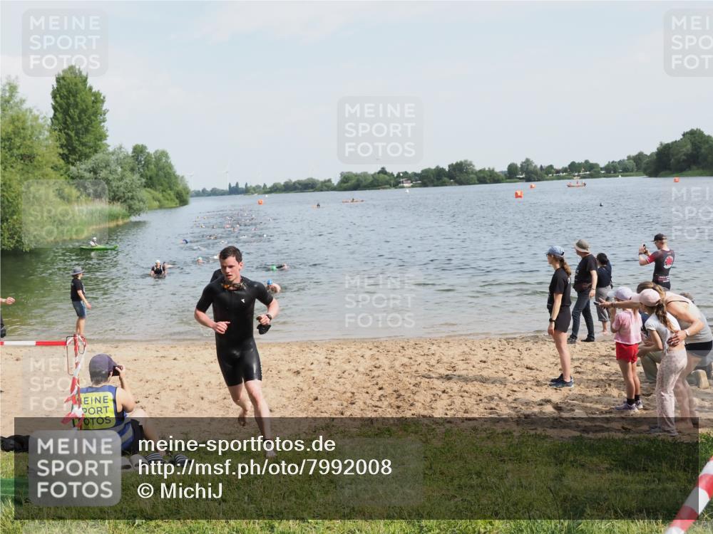 21.06.2025 - 27. Vierlanden-Triathlon MichiJ http://msf.ph/oto/7992008 15.06.2026 09:54:34 Schwimmen 262, 294, 318, 354 meine-sportfotos.de