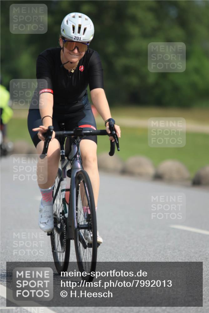 15.06.2025 - 27. Vierlanden-Triathlon H.Heesch http://msf.ph/oto/7992013 15.06.2025 10:04:31 Radfahren 201, 239, 322 meine-sportfotos.de