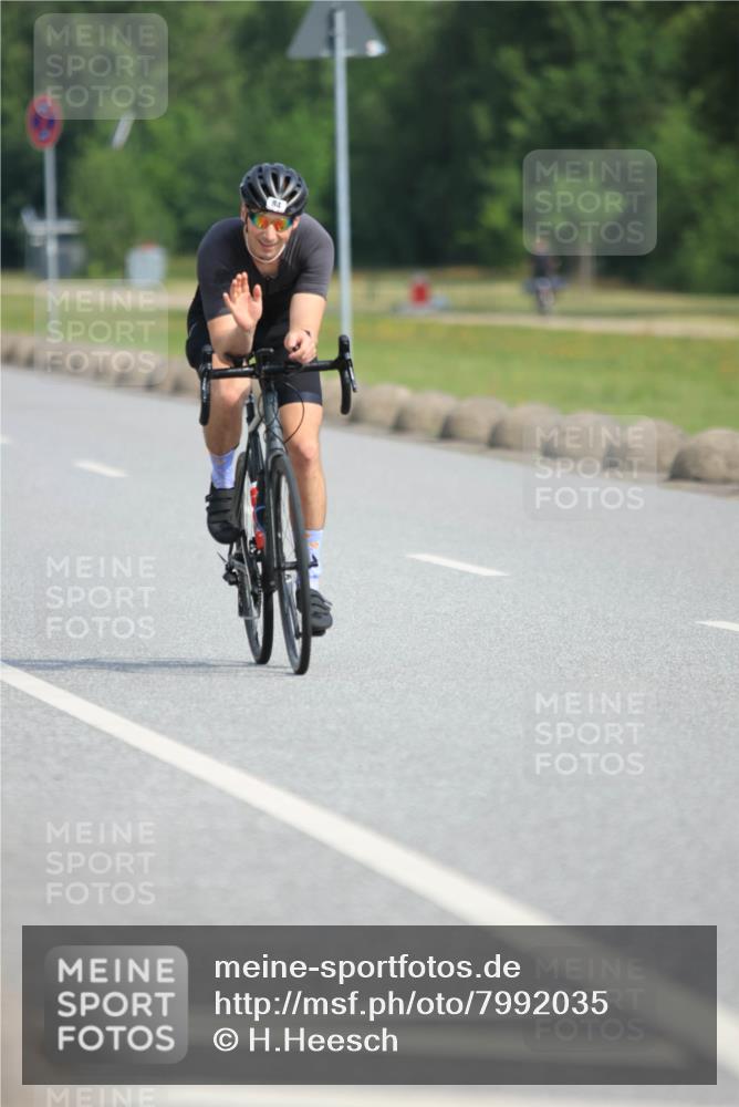 15.06.2025 - 27. Vierlanden-Triathlon H.Heesch http://msf.ph/oto/7992035 15.06.2025 10:05:08 Radfahren 84, 147, 228, 260, 323 meine-sportfotos.de