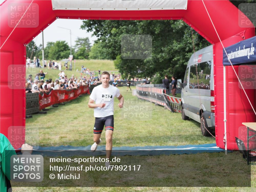 21.06.2025 - 27. Vierlanden-Triathlon MichiJ http://msf.ph/oto/7992117 15.06.2026 11:14:38 Ziel  meine-sportfotos.de