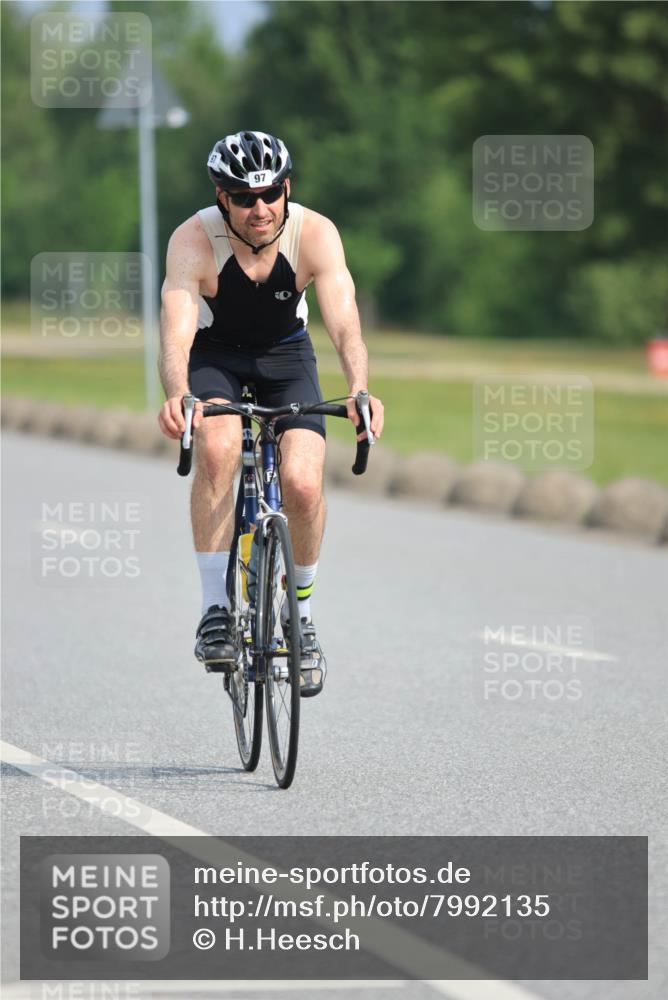 15.06.2025 - 27. Vierlanden-Triathlon H.Heesch http://msf.ph/oto/7992135 15.06.2025 10:06:19 Radfahren 7, 17, 63, 97, 106, 127, 154, 275, 287 meine-sportfotos.de