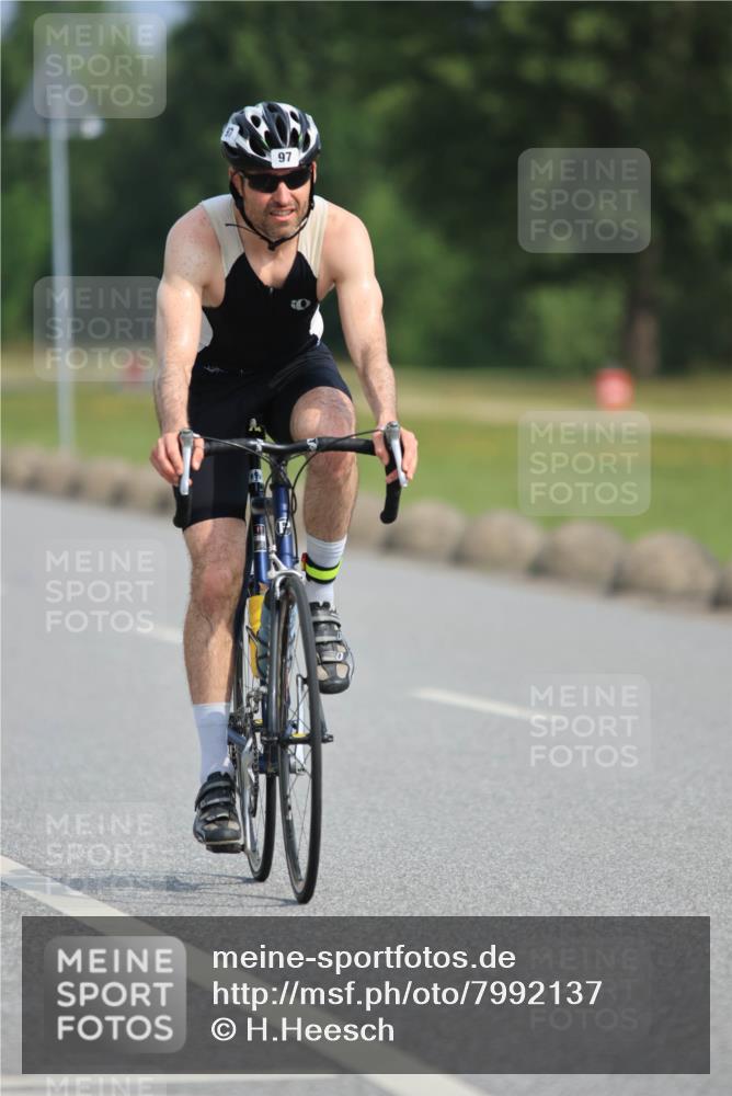 15.06.2025 - 27. Vierlanden-Triathlon H.Heesch http://msf.ph/oto/7992137 15.06.2025 10:06:19 Radfahren 7, 17, 63, 97, 106, 127, 154, 275, 287 meine-sportfotos.de