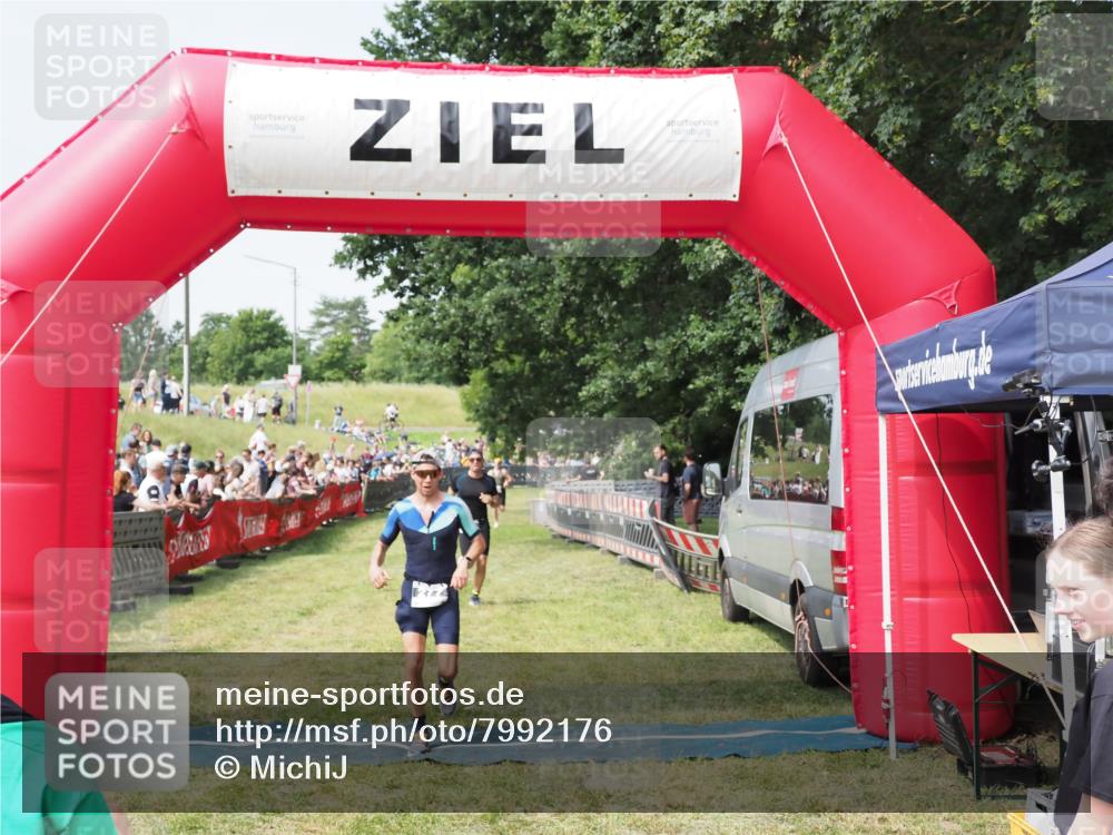 21.06.2025 - 27. Vierlanden-Triathlon MichiJ http://msf.ph/oto/7992176 15.06.2026 11:14:48 Ziel 277, 464 meine-sportfotos.de