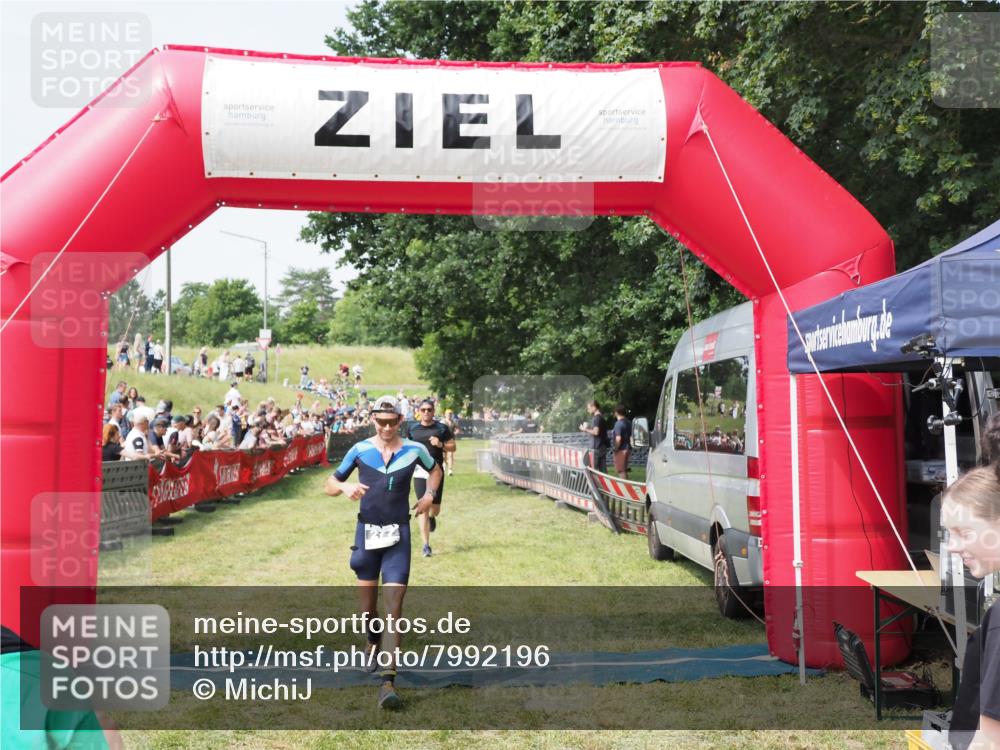 21.06.2025 - 27. Vierlanden-Triathlon MichiJ http://msf.ph/oto/7992196 15.06.2026 11:14:48 Ziel 277, 464 meine-sportfotos.de
