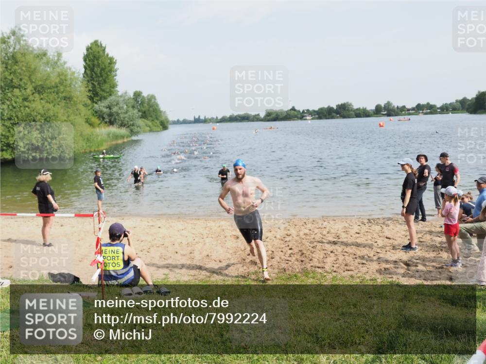 21.06.2025 - 27. Vierlanden-Triathlon MichiJ http://msf.ph/oto/7992224 15.06.2026 09:54:41 Schwimmen 262, 294, 297, 318 meine-sportfotos.de