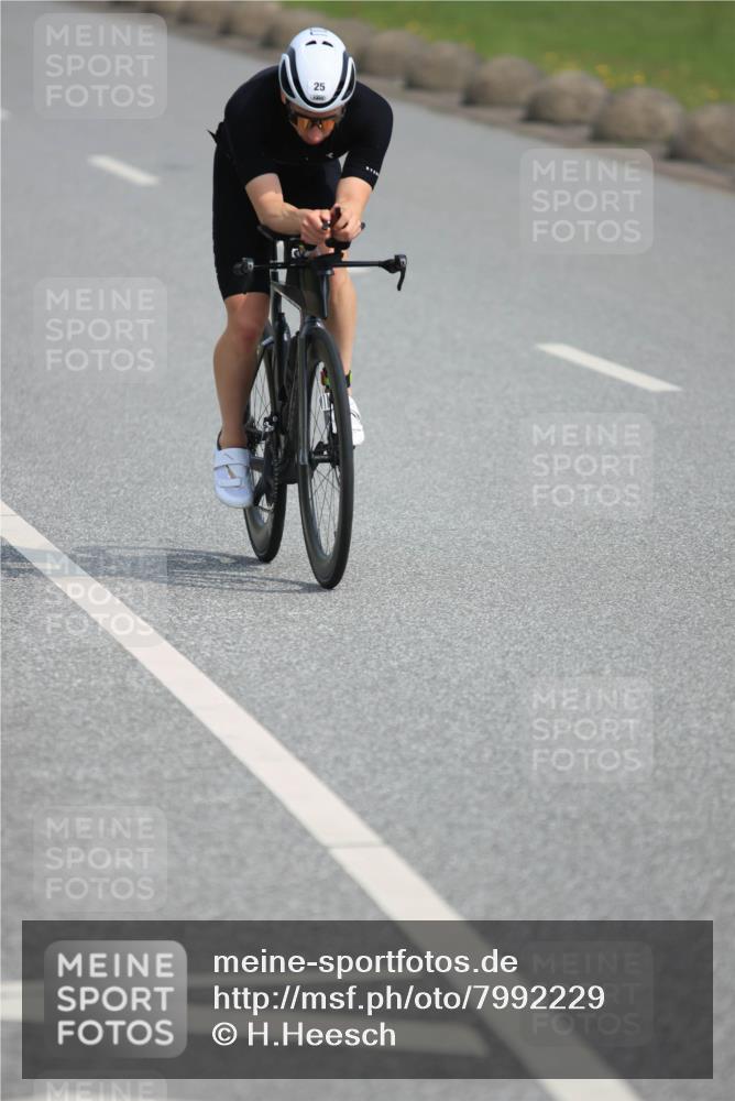 15.06.2025 - 27. Vierlanden-Triathlon H.Heesch http://msf.ph/oto/7992229 15.06.2025 10:10:38 Radfahren 25, 124, 390, 432 meine-sportfotos.de