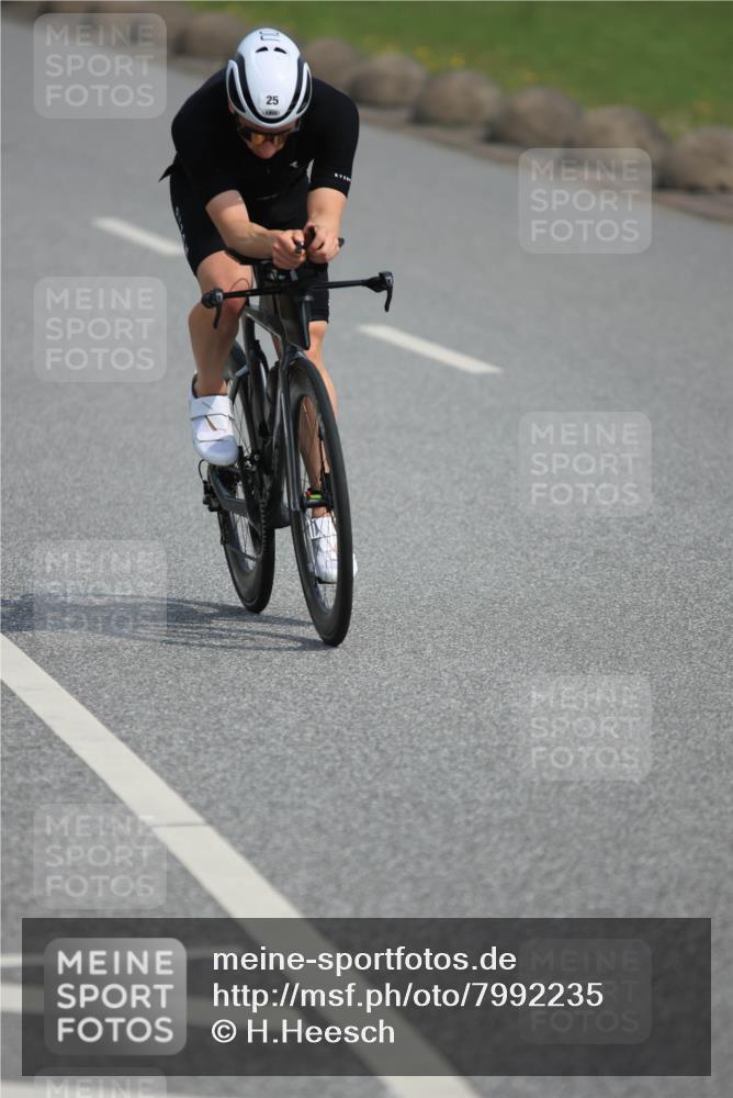 15.06.2025 - 27. Vierlanden-Triathlon H.Heesch http://msf.ph/oto/7992235 15.06.2025 10:10:39 Radfahren 25, 390, 427, 432 meine-sportfotos.de