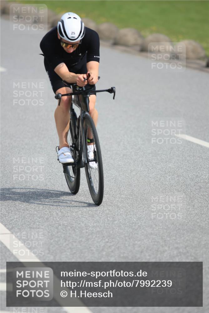 15.06.2025 - 27. Vierlanden-Triathlon H.Heesch http://msf.ph/oto/7992239 15.06.2025 10:10:39 Radfahren 25, 390, 427, 432 meine-sportfotos.de