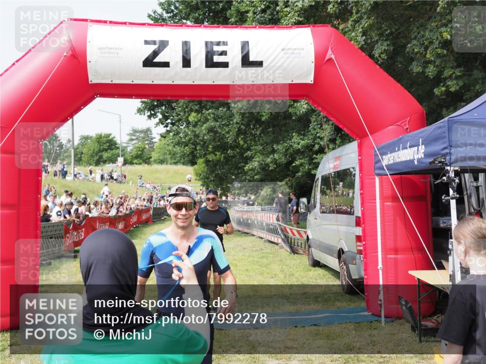 21.06.2025 - 27. Vierlanden-Triathlon MichiJ http://msf.ph/oto/7992278 15.06.2026 11:14:50 Ziel 277, 464 meine-sportfotos.de
