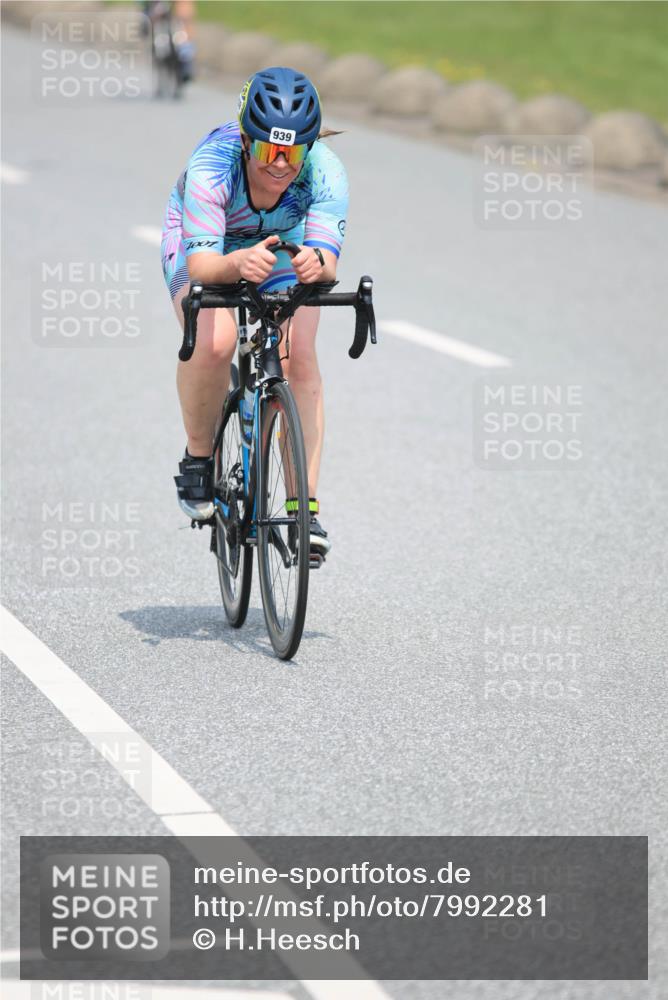 21.06.2025 - 27. Vierlanden-Triathlon H.Heesch http://msf.ph/oto/7992281 15.06.2025 12:00:20 Radfahren 930, 939 meine-sportfotos.de