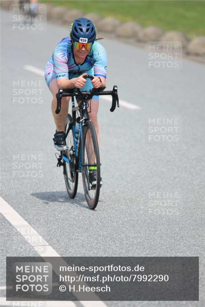 21.06.2025 - 27. Vierlanden-Triathlon H.Heesch http://msf.ph/oto/7992290 15.06.2025 12:00:20 Radfahren 930, 939 meine-sportfotos.de