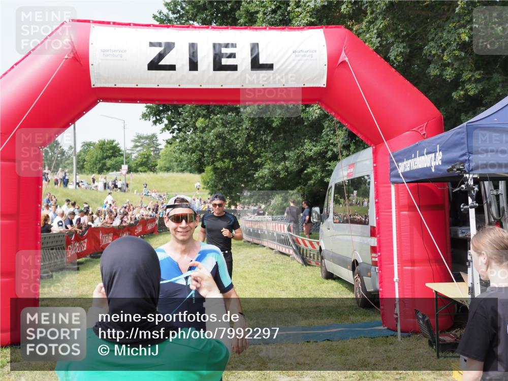 21.06.2025 - 27. Vierlanden-Triathlon MichiJ http://msf.ph/oto/7992297 15.06.2026 11:14:50 Ziel 277, 464 meine-sportfotos.de