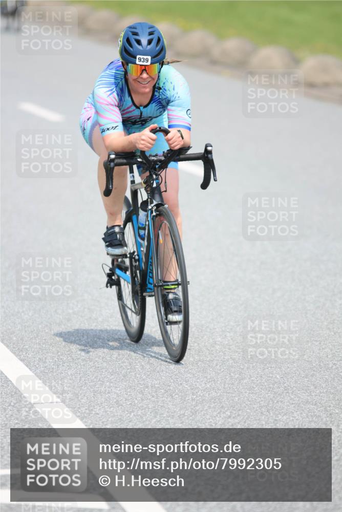 21.06.2025 - 27. Vierlanden-Triathlon H.Heesch http://msf.ph/oto/7992305 15.06.2025 12:00:20 Radfahren 930, 939 meine-sportfotos.de