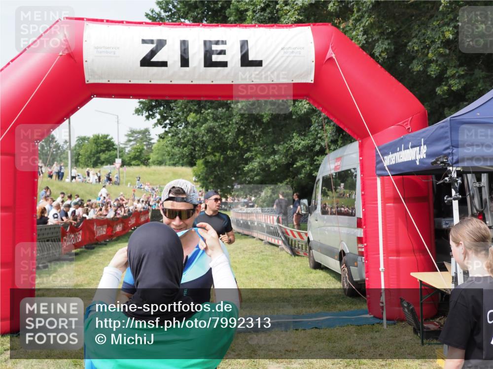 21.06.2025 - 27. Vierlanden-Triathlon MichiJ http://msf.ph/oto/7992313 15.06.2026 11:14:51 Ziel 277, 464 meine-sportfotos.de