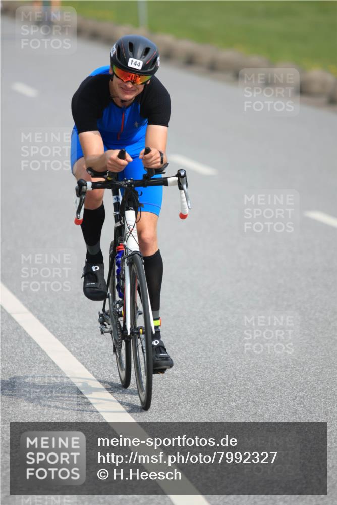 15.06.2025 - 27. Vierlanden-Triathlon H.Heesch http://msf.ph/oto/7992327 15.06.2025 10:11:32 Radfahren 15, 144, 173, 215 meine-sportfotos.de