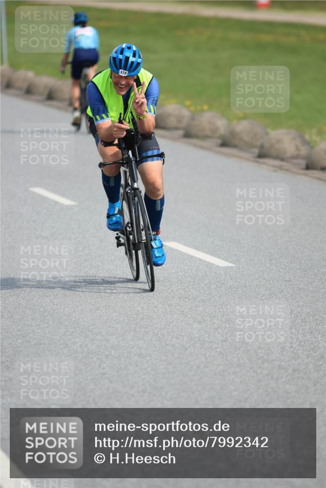 15.06.2025 - 27. Vierlanden-Triathlon H.Heesch http://msf.ph/oto/7992342 15.06.2025 10:11:38 Radfahren 15, 17, 84, 173, 416, 1398 meine-sportfotos.de
