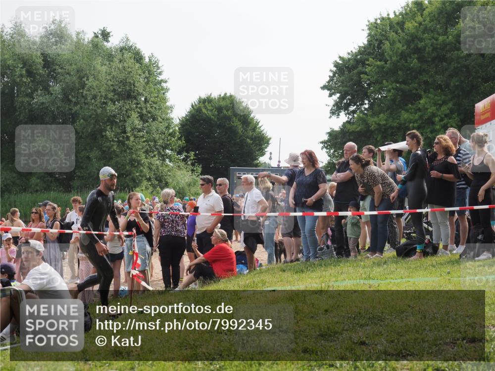 15.06.2025 - 27. Vierlanden-Triathlon KatJ http://msf.ph/oto/7992345 15.06.2025 09:53:00 Schwimmen 328 meine-sportfotos.de