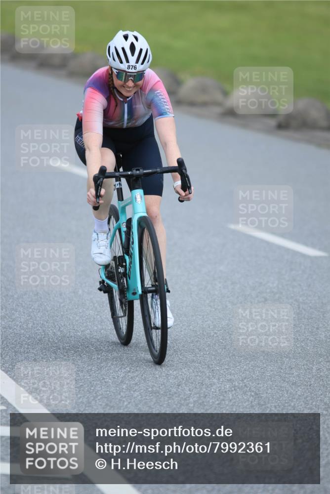 21.06.2025 - 27. Vierlanden-Triathlon H.Heesch http://msf.ph/oto/7992361 15.06.2025 12:02:33 Radfahren 219, 876, 944 meine-sportfotos.de