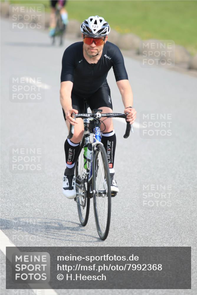 15.06.2025 - 27. Vierlanden-Triathlon H.Heesch http://msf.ph/oto/7992368 15.06.2025 10:12:01 Radfahren 123, 161, 425 meine-sportfotos.de
