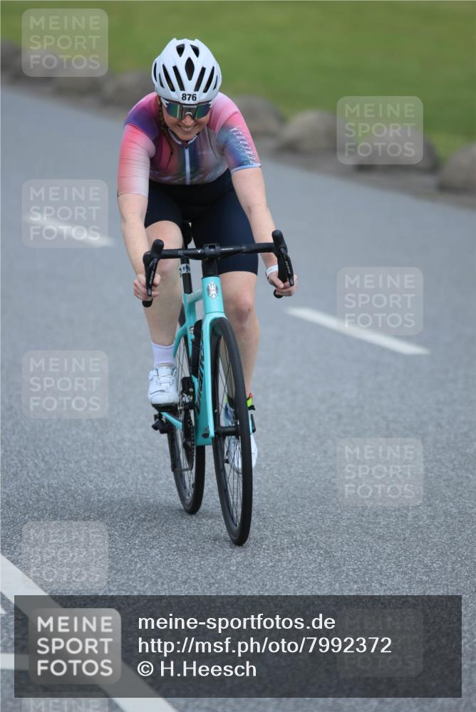 21.06.2025 - 27. Vierlanden-Triathlon H.Heesch http://msf.ph/oto/7992372 15.06.2025 12:02:33 Radfahren 219, 876, 944 meine-sportfotos.de