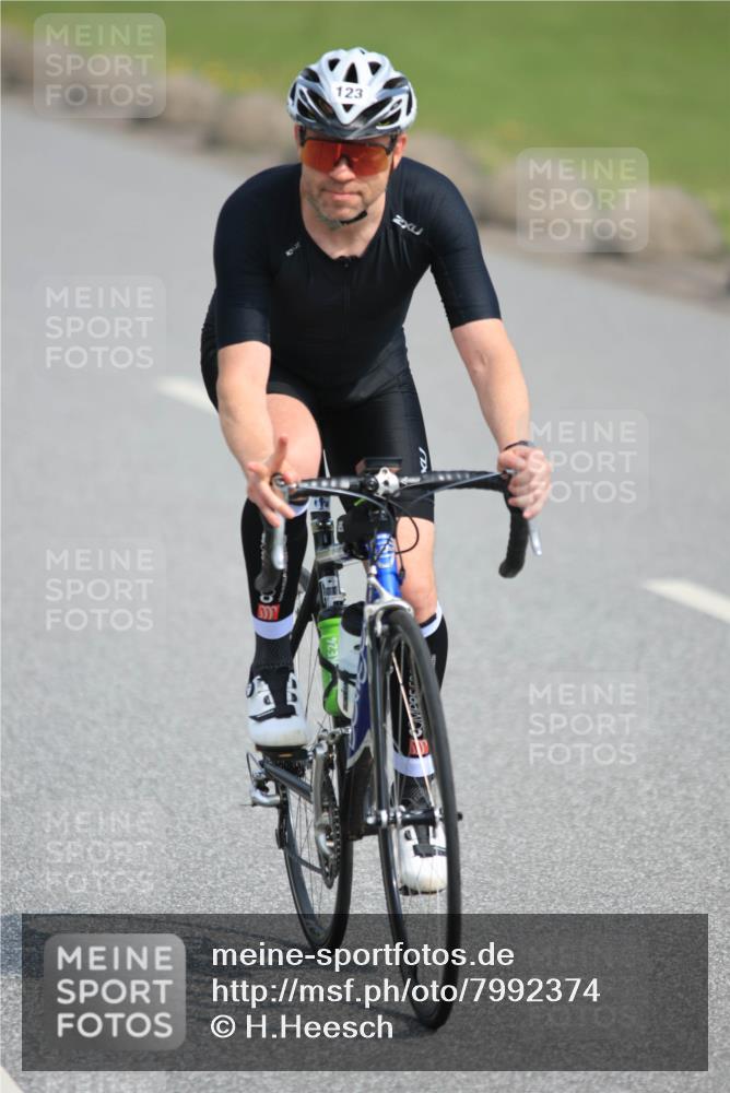 15.06.2025 - 27. Vierlanden-Triathlon H.Heesch http://msf.ph/oto/7992374 15.06.2025 10:12:01 Radfahren 123, 161, 425 meine-sportfotos.de