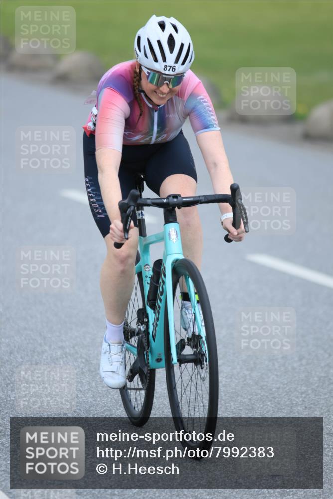 21.06.2025 - 27. Vierlanden-Triathlon H.Heesch http://msf.ph/oto/7992383 15.06.2025 12:02:34 Radfahren 219, 876, 944 meine-sportfotos.de