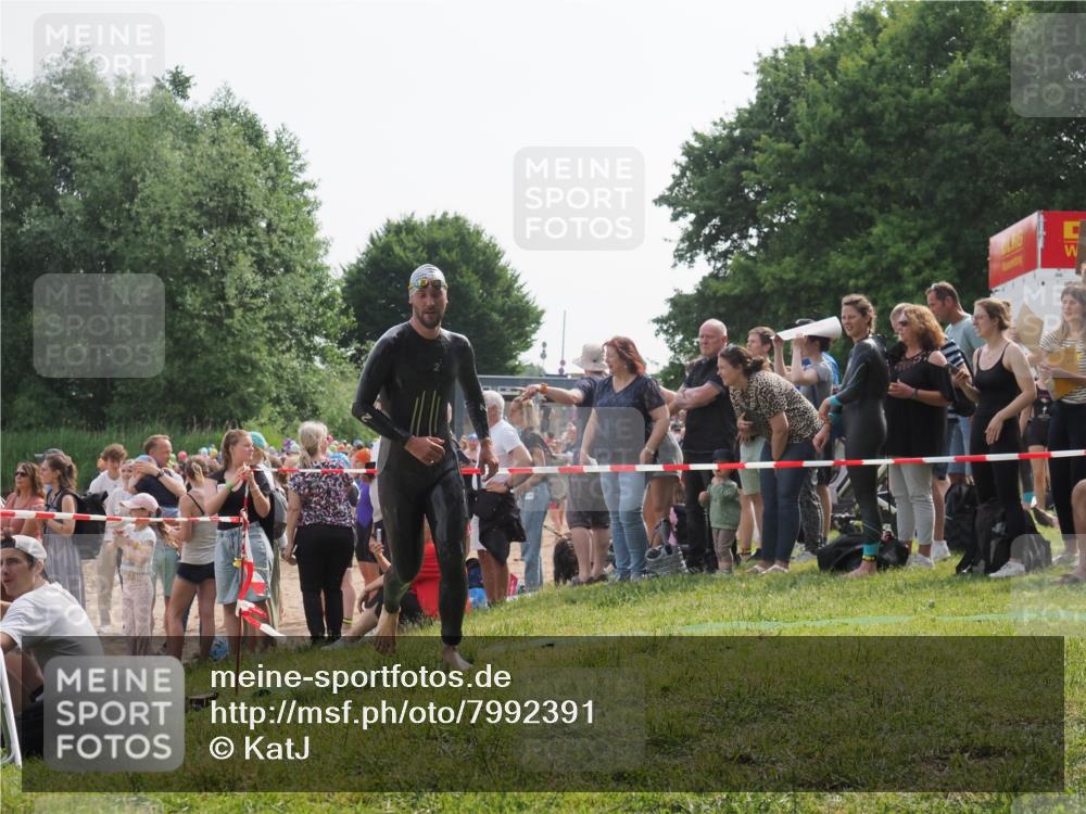 15.06.2025 - 27. Vierlanden-Triathlon KatJ http://msf.ph/oto/7992391 15.06.2025 09:53:02 Schwimmen 328 meine-sportfotos.de