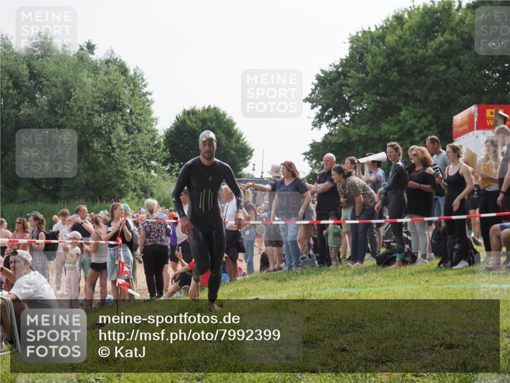15.06.2025 - 27. Vierlanden-Triathlon KatJ http://msf.ph/oto/7992399 15.06.2025 09:53:02 Schwimmen 328 meine-sportfotos.de