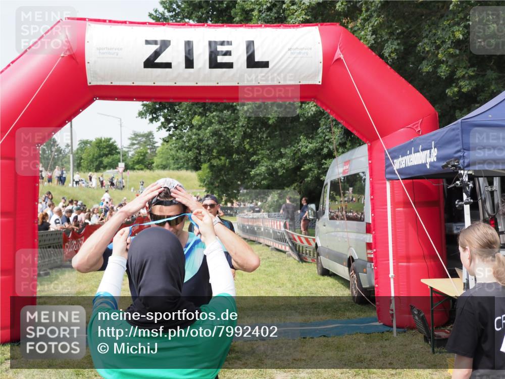 21.06.2025 - 27. Vierlanden-Triathlon MichiJ http://msf.ph/oto/7992402 15.06.2026 11:14:51 Ziel 277, 464 meine-sportfotos.de