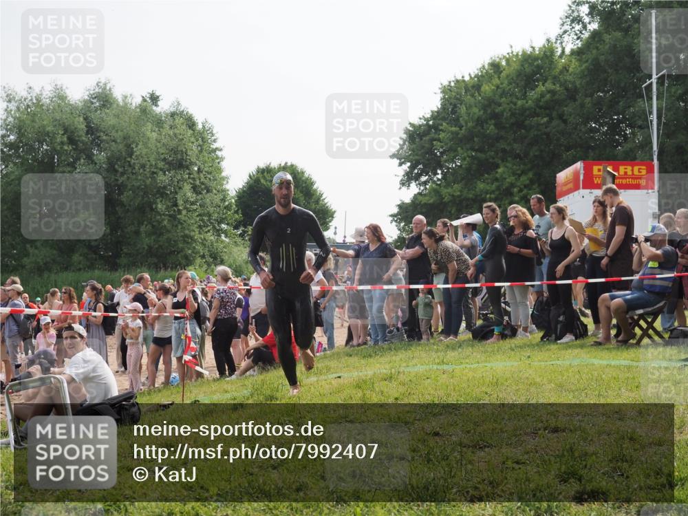15.06.2025 - 27. Vierlanden-Triathlon KatJ http://msf.ph/oto/7992407 15.06.2025 09:53:02 Schwimmen 328 meine-sportfotos.de