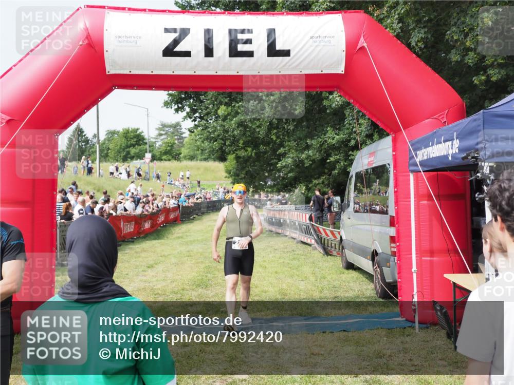 21.06.2025 - 27. Vierlanden-Triathlon MichiJ http://msf.ph/oto/7992420 15.06.2026 11:14:56 Ziel 286, 464 meine-sportfotos.de