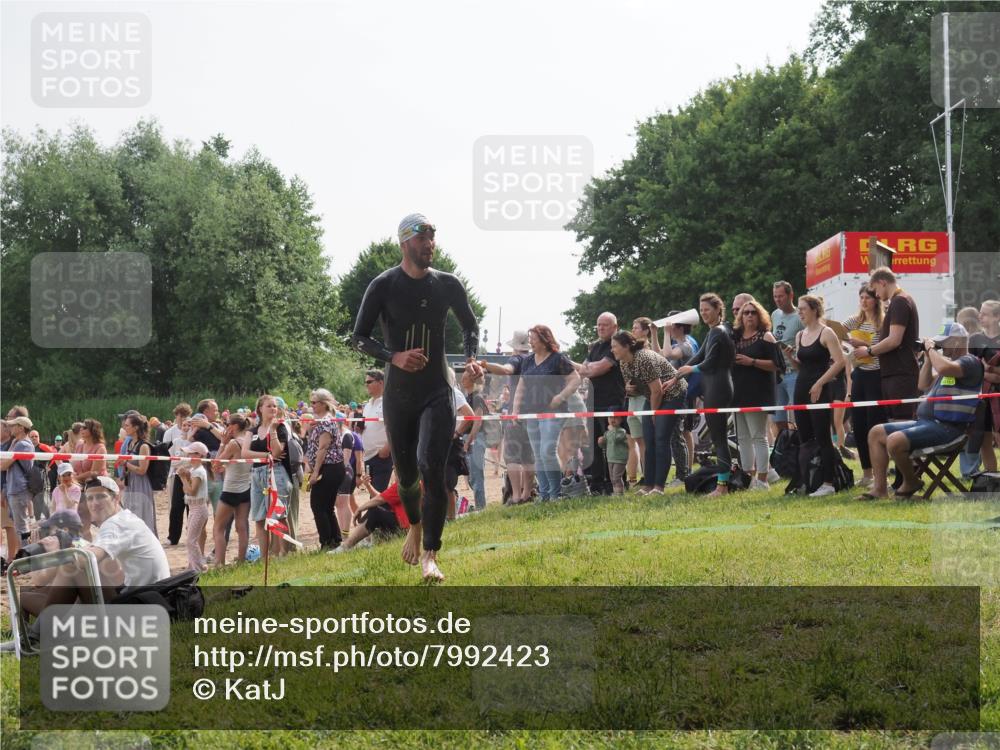 15.06.2025 - 27. Vierlanden-Triathlon KatJ http://msf.ph/oto/7992423 15.06.2025 09:53:02 Schwimmen 328 meine-sportfotos.de