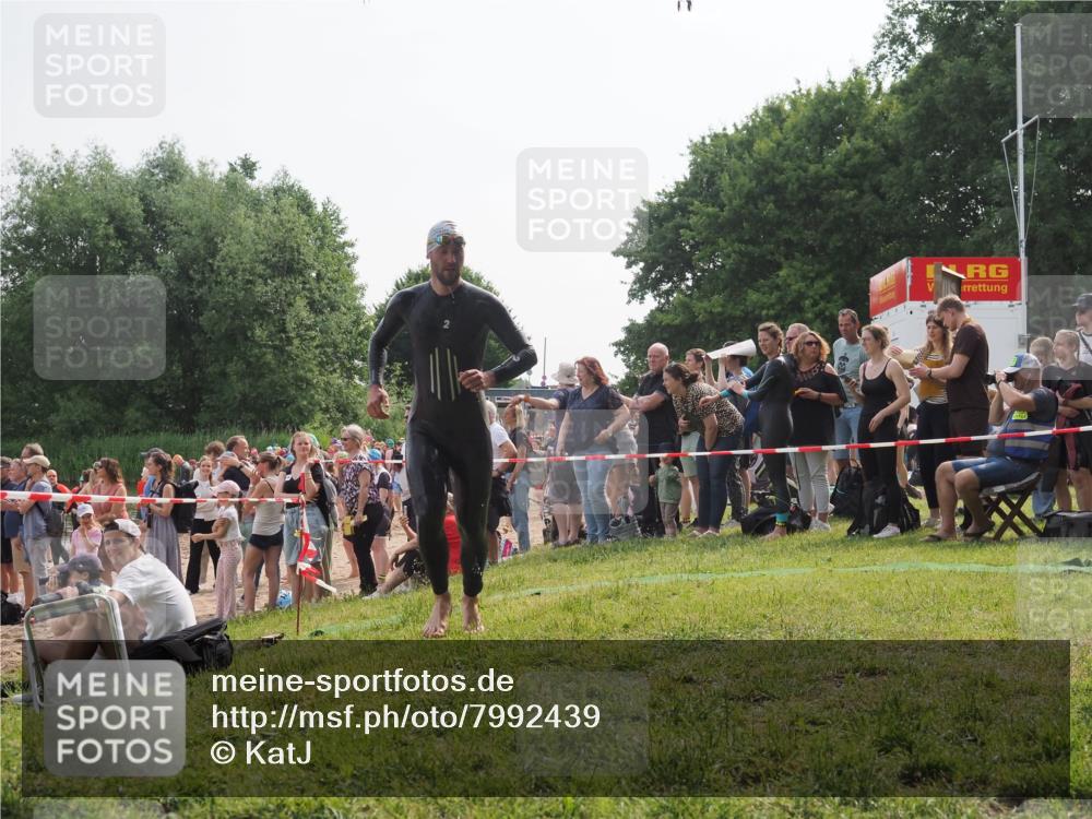 15.06.2025 - 27. Vierlanden-Triathlon KatJ http://msf.ph/oto/7992439 15.06.2025 09:53:02 Schwimmen 328 meine-sportfotos.de