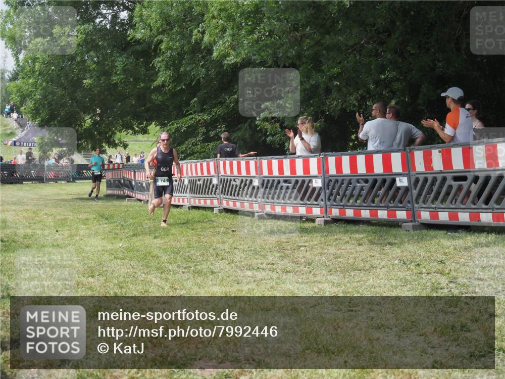 21.06.2025 - 27. Vierlanden-Triathlon KatJ http://msf.ph/oto/7992446 15.06.2025 12:30:40 Ziel 871 meine-sportfotos.de