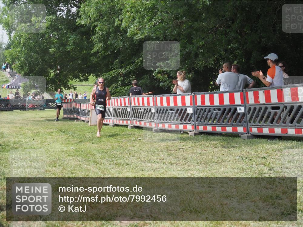 21.06.2025 - 27. Vierlanden-Triathlon KatJ http://msf.ph/oto/7992456 15.06.2025 12:30:40 Ziel 871 meine-sportfotos.de