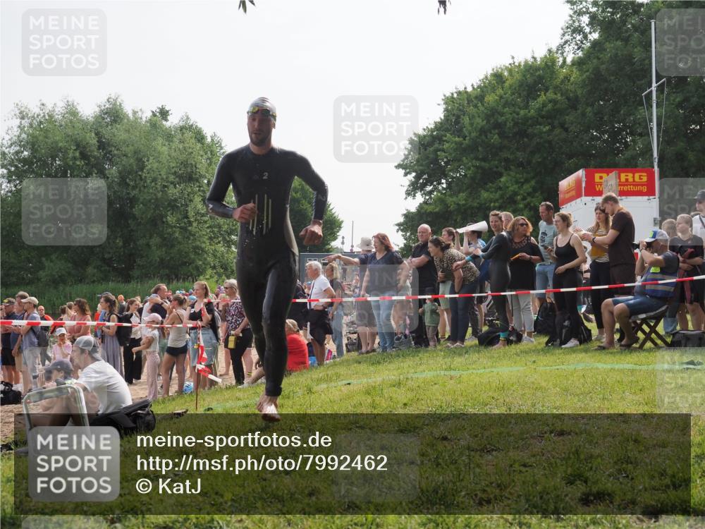 15.06.2025 - 27. Vierlanden-Triathlon KatJ http://msf.ph/oto/7992462 15.06.2025 09:53:03 Schwimmen 328 meine-sportfotos.de