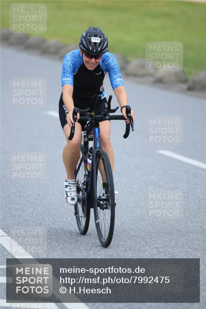 21.06.2025 - 27. Vierlanden-Triathlon H.Heesch http://msf.ph/oto/7992475 15.06.2025 12:02:37 Radfahren 219, 815, 834, 888, 944 meine-sportfotos.de