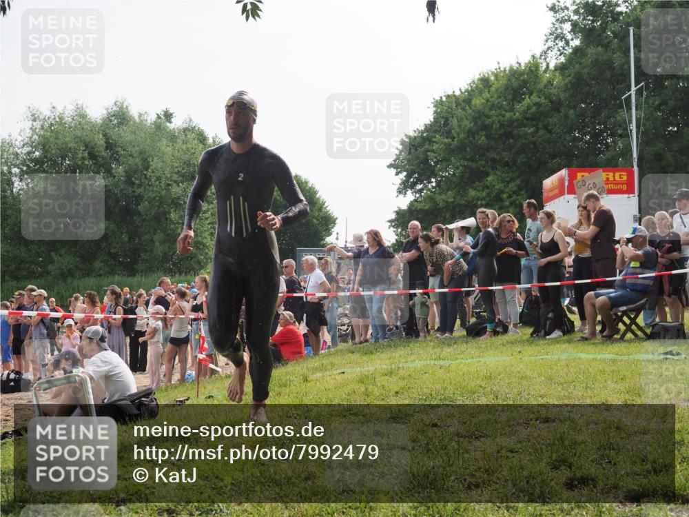 15.06.2025 - 27. Vierlanden-Triathlon KatJ http://msf.ph/oto/7992479 15.06.2025 09:53:03 Schwimmen 328 meine-sportfotos.de