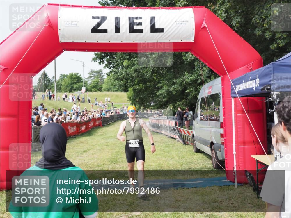 21.06.2025 - 27. Vierlanden-Triathlon MichiJ http://msf.ph/oto/7992486 15.06.2026 11:14:56 Ziel 286, 464 meine-sportfotos.de