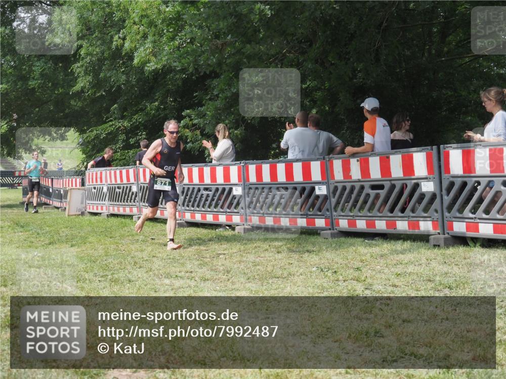 21.06.2025 - 27. Vierlanden-Triathlon KatJ http://msf.ph/oto/7992487 15.06.2025 12:30:41 Ziel 871 meine-sportfotos.de