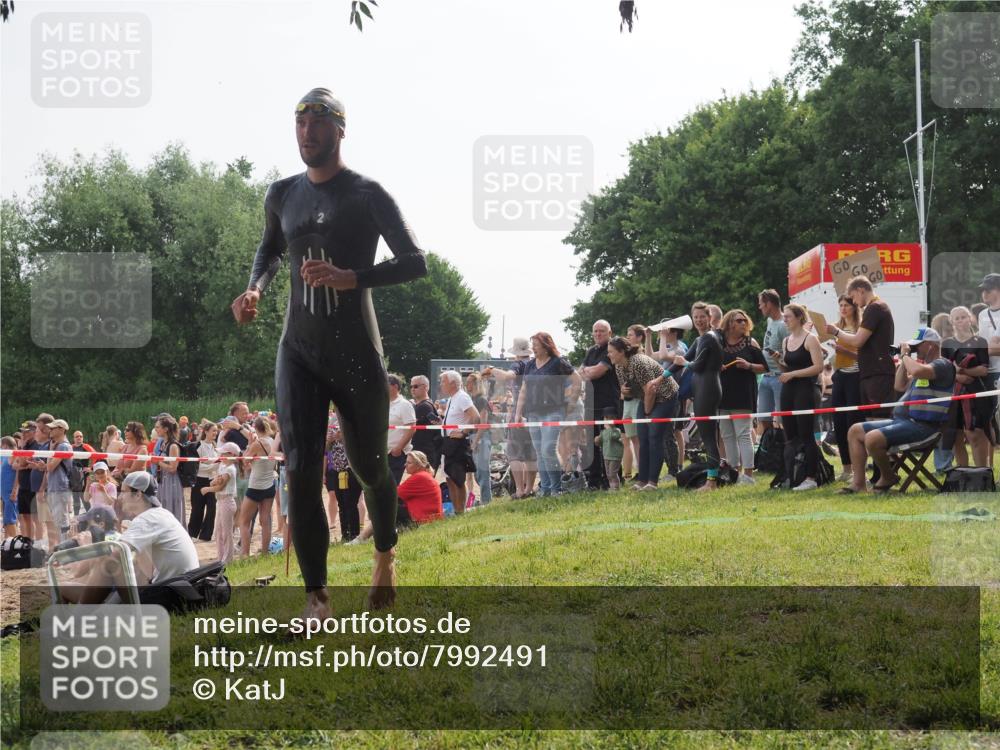15.06.2025 - 27. Vierlanden-Triathlon KatJ http://msf.ph/oto/7992491 15.06.2025 09:53:03 Schwimmen 328 meine-sportfotos.de