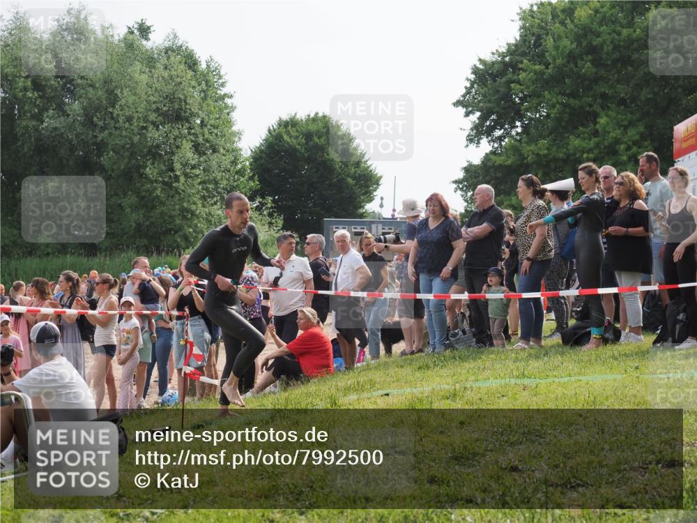 15.06.2025 - 27. Vierlanden-Triathlon KatJ http://msf.ph/oto/7992500 15.06.2025 09:53:10 Schwimmen 265, 328 meine-sportfotos.de