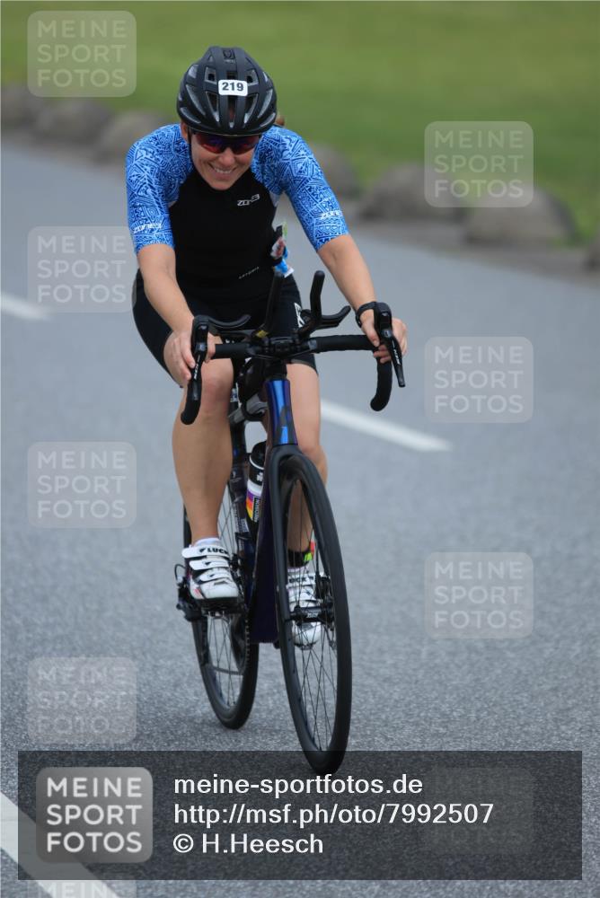 21.06.2025 - 27. Vierlanden-Triathlon H.Heesch http://msf.ph/oto/7992507 15.06.2025 12:02:37 Radfahren 219, 815, 834, 888, 944 meine-sportfotos.de