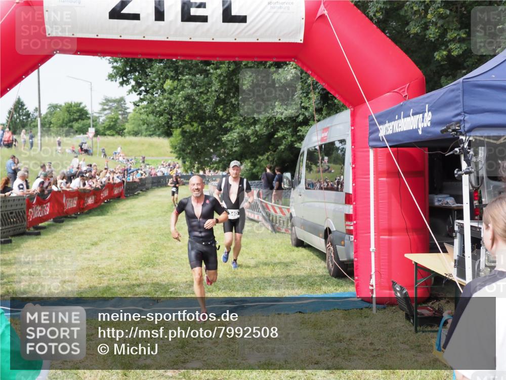 21.06.2025 - 27. Vierlanden-Triathlon MichiJ http://msf.ph/oto/7992508 15.06.2026 11:15:20 Ziel 340, 383 meine-sportfotos.de