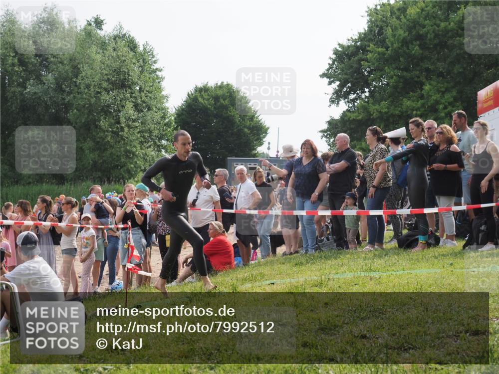 15.06.2025 - 27. Vierlanden-Triathlon KatJ http://msf.ph/oto/7992512 15.06.2025 09:53:10 Schwimmen 265, 328 meine-sportfotos.de