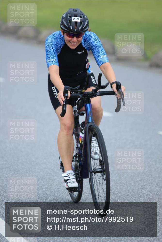 21.06.2025 - 27. Vierlanden-Triathlon H.Heesch http://msf.ph/oto/7992519 15.06.2025 12:02:37 Radfahren 219, 815, 834, 888, 944 meine-sportfotos.de