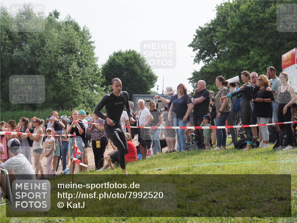 15.06.2025 - 27. Vierlanden-Triathlon KatJ http://msf.ph/oto/7992520 15.06.2025 09:53:10 Schwimmen 265, 328 meine-sportfotos.de