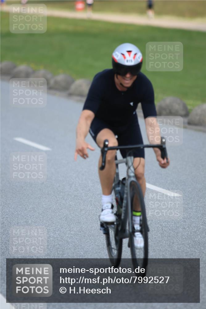 21.06.2025 - 27. Vierlanden-Triathlon H.Heesch http://msf.ph/oto/7992527 15.06.2025 12:02:44 Radfahren 815, 834, 888, 965 meine-sportfotos.de